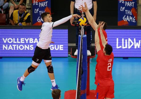 Volleyball, Länderspiel, Deutschland - Russland Stuttgart , Volleyball Nations League Deutschland vs. Russland . links: David Sossenheimer ( Deutschland )