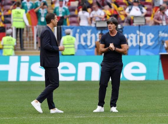 FUSSBALL WM 2018 Vorrunde Gruppe F 17.06.2018 Deutschland - Mexiko Trainer Joachim Loew (re, Deutschland) und Teammanager Oliver Bierhoff (li, Deutschland) vor dem Spiel auf Rasen des Luschniki Stadion.