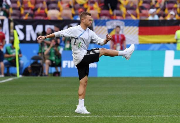 FUSSBALL WM 2018 Vorrunde Gruppe F 17.06.2018 Deutschland - Mexiko Joshua Kimmich (Deutschland) strecht sich vor dem Spiel auf dem Rasen im Luschniki Stadion.