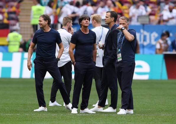 FUSSBALL WM 2018 Vorrunde Gruppe F 17.06.2018 Deutschland - Mexiko Co Trainer Marcus Sorg, Trainer Joachim Loew, Teammanager Oliver Bierhoff und Andreas Koepke (v.li, alle Deutschland) vor dem Spiel auf Rasen des Luschniki Stadion.