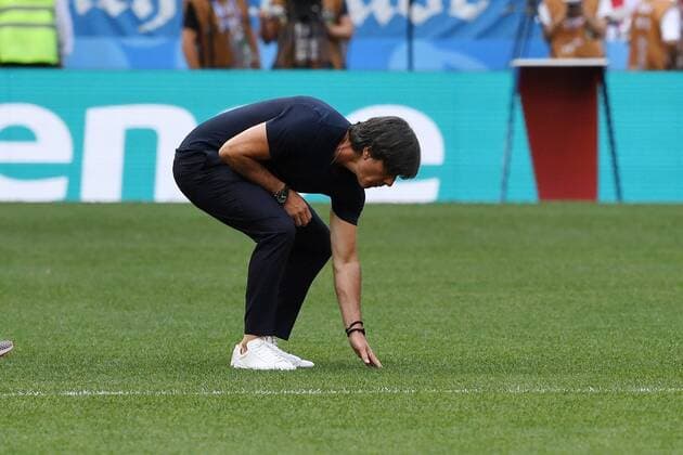 FUSSBALL WM 2018 Vorrunde Gruppe F 17.06.2018 Deutschland - Mexiko Trainer Joachim Loew (Deutschland) prueft den Zustand des Rasen im Luschniki Stadion.