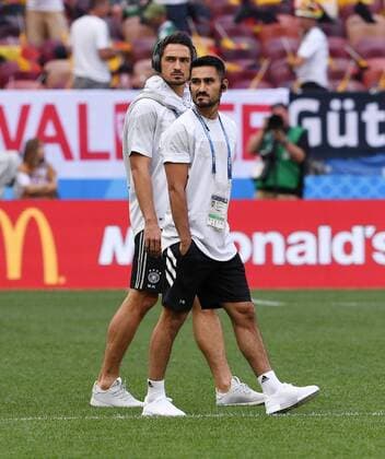 FUSSBALL WM 2018 Vorrunde Gruppe F 17.06.2018 Deutschland - Mexiko Ilkay Guendogan (vorn) und Mats Hummels (hinten, beide Deutschland) kommen vor dem Spiel konzentriert auf das Spielfeld des Luschniki Stadion.