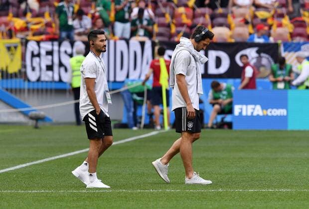 FUSSBALL WM 2018 Vorrunde Gruppe F 17.06.2018 Deutschland - Mexiko Ilkay Guendogan (li) und Mats Hummels (re, beide Deutschland) kommen vor dem Spiel konzentriert auf das Spielfeld des Luschniki Stadion.
