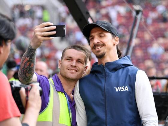 FUSSBALL WM 2018 Vorrunde Gruppe F 17.06.2018 Deutschland - Mexiko Ein Ordner macht ein Selfi mit Zlatan Ibrahimovic (Schweden) der als Botschafter fuer den FIFA Sponsor VISA im Luschniki Stadion unterwegs ist.