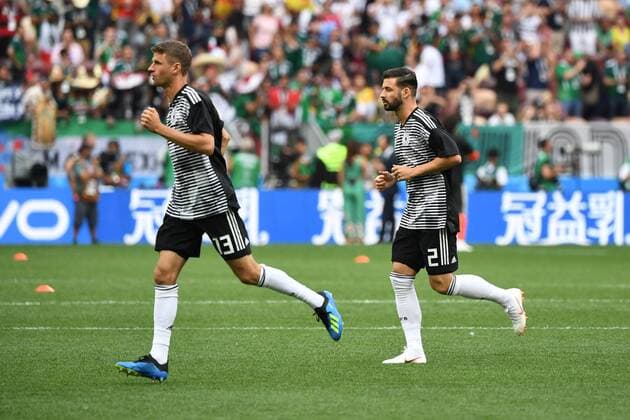 Fussball, Herren, Saison 2017 18, Weltmeisterschaft in Russland, Gruppe F (1. Spieltag, Luschniki-Stadion Moskau), Deutschland - Mexiko, Thomas Müller (Nr. 13, Deutschland) und Marvin Plattenhardt (Nr. 2, Deutschland) vor dem Spiel beim Erwärmen, 17.06.2018, Copyright: xMatthiasxKochx