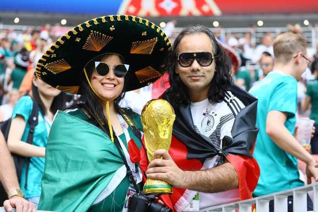 Deutsche und Mexikanische Fans feiern zusammen friedlich bei der Weltmeisterschaft - 17.06.2018: Deutschland vs. Mexico, Luschniki Stadium Moskau