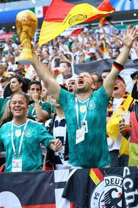 Deutscher Fan mit Weltmeisterpokal - 17.06.2018: Deutschland vs. Mexico, Luschniki Stadium Moskau