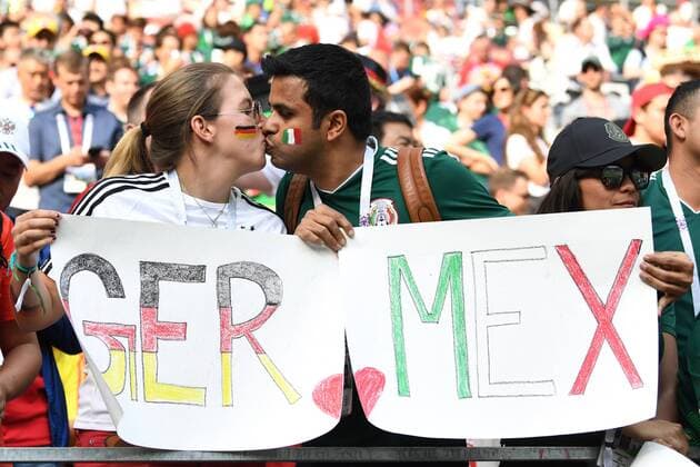 Fussball, Herren, Saison 2017 18, Weltmeisterschaft in Russland, Gruppe F (1. Spieltag, Luschniki-Stadion Moskau), Deutschland - Mexiko, Fan-Pärchen aus Deutschland und Mexiko, 17.06.2018, Copyright: xMatthiasxKochx