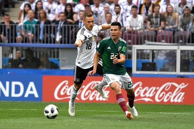 Fussball, Herren, Saison 2017 18, Weltmeisterschaft in Russland, Gruppe F (1. Spieltag, Luschniki-Stadion Moskau), Deutschland - Mexiko, Joshua Kimmich (Nr. 18, Deutschland), Hirving Lozano (Nr. 22, Mexiko), 17.06.2018, Copyright: xMatthiasxKochx