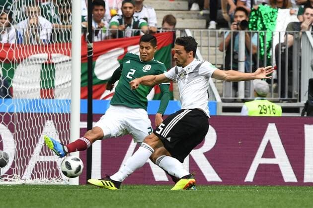 Fussball, Herren, Saison 2017 18, Weltmeisterschaft in Russland, Gruppe F (1. Spieltag, Luschniki-Stadion Moskau), Deutschland - Mexiko, Hugo Ayala (Nr. 2, Mexiko) , Mats Hummels (Nr. 5, Deutschland), 17.06.2018, Copyright: xMatthiasxKochx
