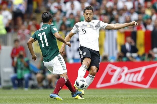 (l-r) Carlos Vela of Mexico, Mats Hummels of Germany during the 2018 FIFA World Cup WM Weltmeisterschaft Fussball Russia group F match between Germany and Mexico at the Luzhniki Stadium on June 17, 2018 in Moscow, Russia FIFA World Cup 2018 Russia 2017 2018 xVIxVIxImagesx xMauricexvanxSteenxWKxIVx 11227593