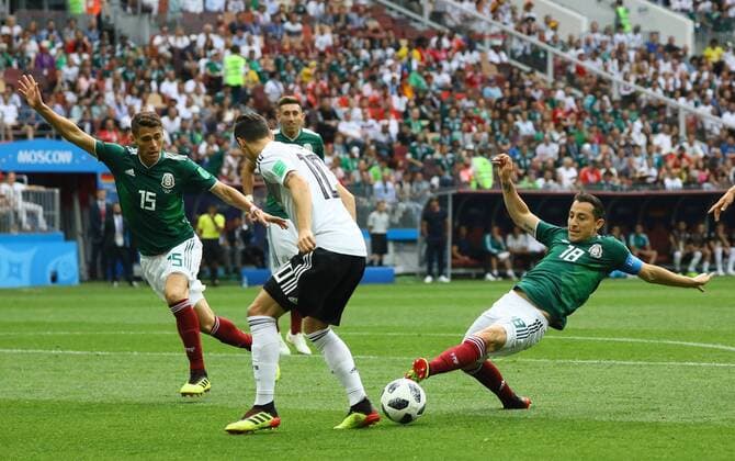 Andres Guardado (Mexiko, Mexico) nimmt Mesut Oezil (Deutschland Germany) den Ball ab - 17.06.2018: Deutschland vs. Mexico, Luschniki Stadium Moskau