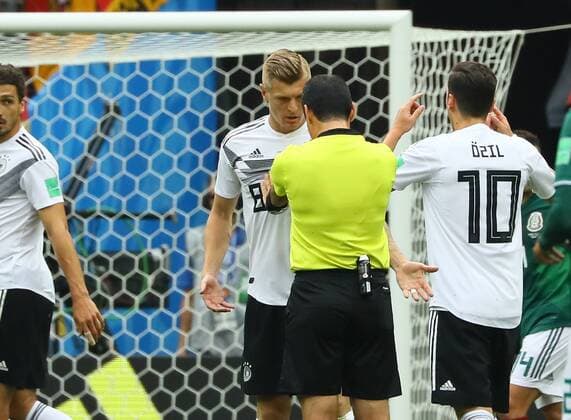 Toni Kroos (Deutschland Germany) diskutiert mit dem Schiedsrichter - 17.06.2018: Deutschland vs. Mexico, Luschniki Stadium Moskau