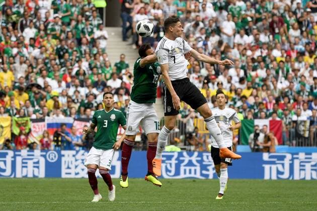 Fussball, Herren, Saison 2017 18, Weltmeisterschaft in Russland, Gruppe F (1. Spieltag, Luschniki-Stadion Moskau), Deutschland - Mexiko, Andres Guardado (Nr. 18, Mexiko), Julian Draxler (Nr. 7, Deutschland), 17.06.2018, Copyright: xMatthiasxKochx