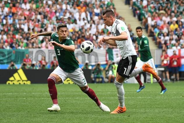 Fussball, Herren, Saison 2017 18, Weltmeisterschaft in Russland, Gruppe F (1. Spieltag, Luschniki-Stadion Moskau), Deutschland - Mexiko, Carlos Salcedo (Nr. 3, Mexiko), Julian Draxler (Nr. 7, Deutschland), 17.06.2018, Copyright: xMatthiasxKochx
