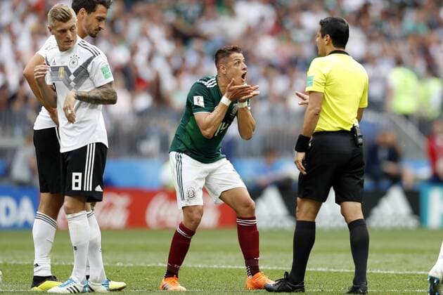 (l-r) Toni Kroos of Germany, Mats Hummels of Germany, Javier Hernandez of Mexico, referee Alireza Faghani during the 2018 FIFA World Cup WM Weltmeisterschaft Fussball Russia group F match between Germany and Mexico at the Luzhniki Stadium on June 17, 2018 in Moscow, Russia FIFA World Cup 2018 Russia 2017 2018 xVIxVIxImagesx xMauricexvanxSteenxWKxIVx 11227869