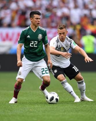 FUSSBALL WM 2018 Vorrunde Gruppe F -- Deutschland - Mexiko 17.06.2018 Irving Lozano (li, Mexiko) gegen Joshua Kimmich (re, Deutschland)