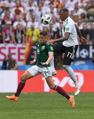 FUSSBALL WM 2018 Vorrunde Gruppe F -- Deutschland - Mexiko 17.06.2018 Javier Hernandez (li, Mexiko) gegen Jerome Boateng (re, Deutschland)