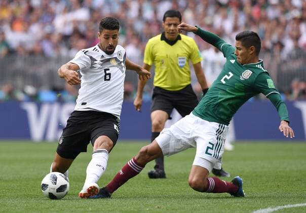 FUSSBALL WM 2018 Vorrunde Gruppe F -- Deutschland - Mexiko 17.06.2018 Sami Khedira (li, Deutschland) gegen Hugo Ayala (re, Mexiko)