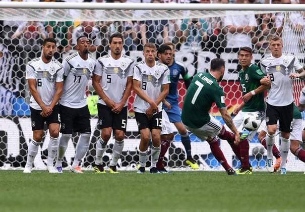 FUSSBALL WM 2018 Vorrunde Gruppe F -- Deutschland - Mexiko 17.06.2018 Miguel Layun (vorn, Mexiko) fuehrt gegen die Mauer aus Sami Khedira, Jerome Boateng, Mais Hummels, Thomas Mueller und Toni Kroos (v.l., alle Deutschland) einen Freistoss aus