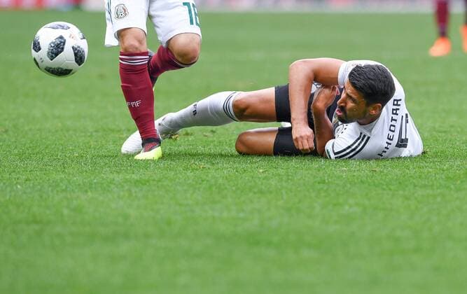 FUSSBALL WM 2018 Vorrunde Gruppe F -- Deutschland - Mexiko 17.06.2018 Sami Khedira (Deutschland) am Boden