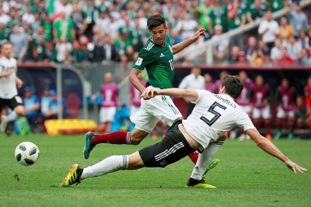 Mexican forward Vela (L) and German defender Mats Hummels during the FIFA World Cup WM Weltmeisterschaft Fussball 2018 Group F soccer match between Germany and Mexico, in Moscow, Russia, 17 June 2018. GERMANY VS. MEXICO !ACHTUNG: NUR REDAKTIONELLE NUTZUNG!  Copyright: xJosexMendezx FWC09-114 20180617-636648545507946174