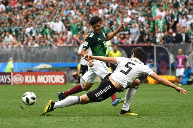 Fussball, Herren, Saison 2017 18, Weltmeisterschaft in Russland, Gruppe F (1. Spieltag, Luschniki-Stadion Moskau), Deutschland - Mexiko, Carlos Vela (Nr. 11, Mexiko), Mats Hummels (Nr. 5, Deutschland), 17.06.2018, Copyright: xMatthiasxKochx