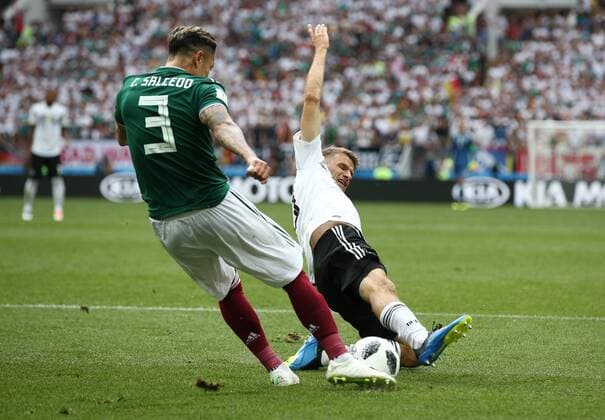 Carlos Salcedo, Thomas Müller Aktion Spielszene Zweikampf Fußball Fussball FIFA WM Weltmeisterschaft Russland Russia 2018 Saison 2017 2018 17.06.2018 BRDeutschland GER vs. Mexico MEX