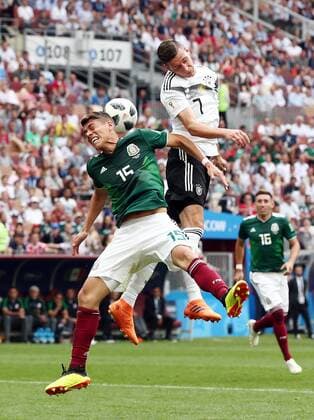 Hector Moreno, Julian Draxler Aktion Spielszene Zweikampf Fußball Fussball FIFA WM Weltmeisterschaft Russland Russia 2018 Saison 2017 2018 17.06.2018 BRDeutschland GER vs. Mexico MEX