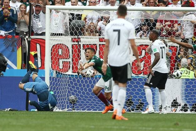 Torwart Manuel Neuer kassiert das 1:0 durch Hirving Lozano Fußball Fussball FIFA WM Weltmeisterschaft Russland Russia 2018 Saison 2017 2018 17.06.2018 BRDeutschland GER vs. Mexico MEX