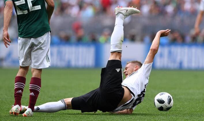 FUSSBALL WM 2018 Vorrunde Gruppe F -- Deutschland - Mexiko 17.06.2018 Joshua Kimmich (re, Deutschland) mit vollem Einsatz