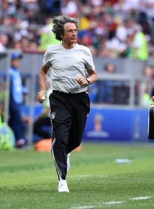FUSSBALL WM 2018 Vorrunde Gruppe F -- Deutschland - Mexiko 17.06.2018 Mannschaftsarzt Hans-Wilhelm Mueller-Wohlfahrt eilt zum Einsatz herbei