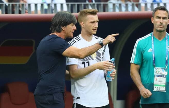 Bundestrainer Joachim Loew (Deutschland Germany) gibt Marco Reus (Deutschland, Germany) vor der Einwechslung letzte Anweisungen - 17.06.2018: Deutschland vs. Mexico, Luschniki Stadium Moskau