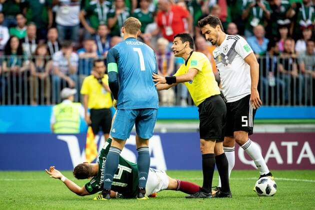 180617 goalkeeper Manuel Neuer of Germany and Javier Hernandez of Mexico during the FIFA World Cup WM Weltmeisterschaft Fussball group stage match between Germany and Mexico on June 17, 2018 in Moscow. Photo: Petter Arvidson BILDBYRAN kod PA 92069 Copyright: PETTERxARVIDSON BB180617PA065