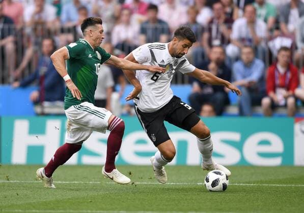 FUSSBALL WM 2018 Vorrunde Gruppe F -- Deutschland - Mexiko 17.06.2018 Hector Herrera (li, Mexiko) gegen Sami Khedira (re, Deutschland)