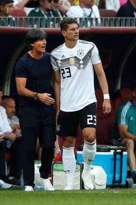 German coach Joachim Loew (L) and his player, German forward Mario Gomez, during the FIFA World Cup WM Weltmeisterschaft Fussball 2018 Group F soccer match between Germany and Mexico, in Moscow, Russia, 17 June 2018. GERMANY VS. MEXICO !ACHTUNG: NUR REDAKTIONELLE NUTZUNG!  Copyright: xAlbertoxEstevezx FWC09-149 20180617-636648577397677120