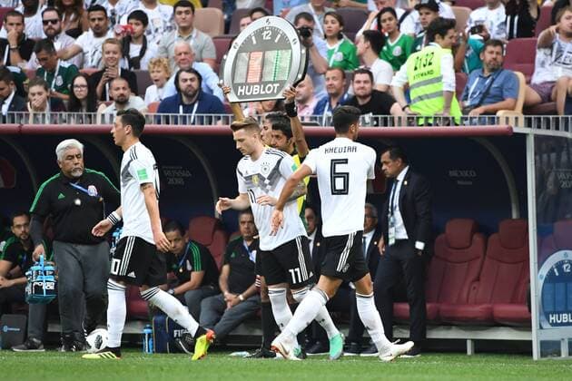 Fussball, Herren, Saison 2017 18, Weltmeisterschaft in Russland, Gruppe F (1. Spieltag, Luschniki-Stadion Moskau), Deutschland - Mexiko, Mesut Ösil (Nr. 10, Deutschland), Marco Reus (Nr. 11, Deutschland), Sami Khedira (Nr. 6, Deutschland), 17.06.2018, Copyright: xMatthiasxKochx