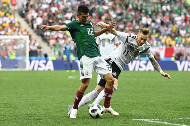 Fussball, Herren, Saison 2017 18, Weltmeisterschaft in Russland, Gruppe F (1. Spieltag, Luschniki-Stadion Moskau), Deutschland - Mexiko, Hirving Lozano (Nr. 22, Mexiko), Marco Reus (Nr. 11, Deutschland), 17.06.2018, Copyright: xMatthiasxKochx