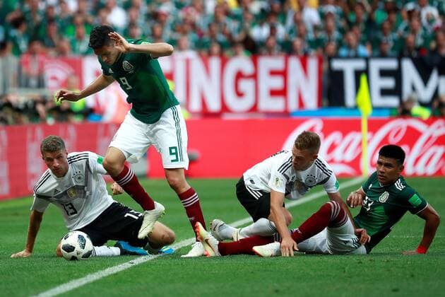 Mexican forward Raul Jimenez (2L) fights for the ball with German forward Thomas Muller (L) during the FIFA World Cup WM Weltmeisterschaft Fussball 2018 Group F soccer match between Germany and Mexico, in Moscow, Russia, 17 June 2018. GERMANY VS. MEXICO !ACHTUNG: NUR REDAKTIONELLE NUTZUNG!  Copyright: xJosexMendezx FWC09-158 20180617-636648581639423017