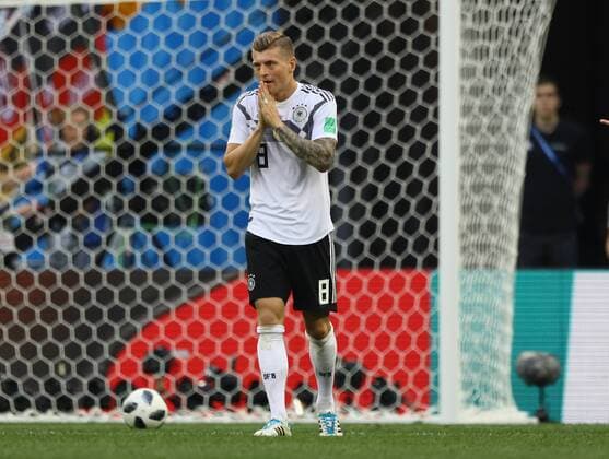 Toni Kroos (Deutschland Germany) versucht es mit beten - 17.06.2018: Deutschland vs. Mexico, Luschniki Stadium Moskau