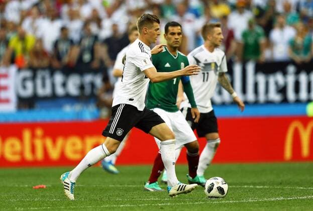 Toni Kroos (Deutschland Germany) gegen Raul Jimenez (Mexiko, Mexico) - 17.06.2018: Deutschland vs. Mexico, Luschniki Stadium Moskau