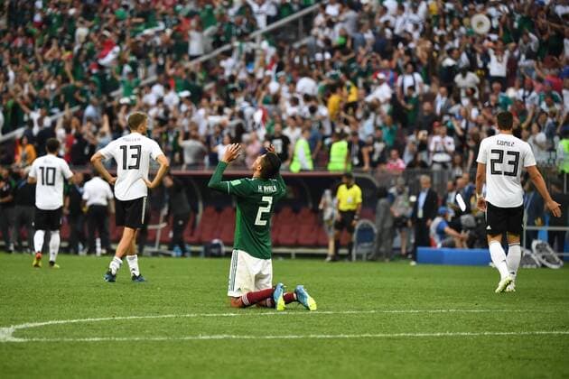 Fussball, Herren, Saison 2017 18, Weltmeisterschaft in Russland, Gruppe F (1. Spieltag, Luschniki-Stadion Moskau), Deutschland - Mexiko, Jubel nach dem Abpfiff, Hugo Ayala (Nr. 2, Mexiko) kniet dankend auf dem Rasen, Mesut Ösil (Nr. 10, Deutschland), Thomas Müller (Nr. 13, Deutschland) und Mario Gomez (Nr. 23, Deutschland) verlassen enttäuscht den Platz, 17.06.2018, Copyright: xMatthiasxKochx