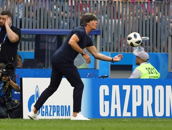 Bundestrainer Joachim Loew (Deutschland Germany) bringt den Ball schnell zurück ins Spiel - 17.06.2018: Deutschland vs. Mexico, Luschniki Stadium Moskau