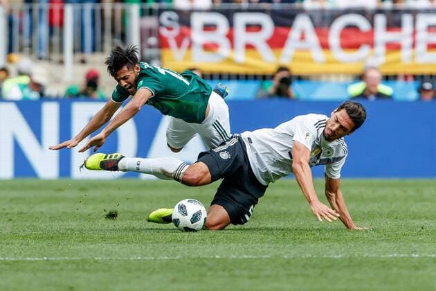Moskau, Russland, 17.06.2018, FIFA Weltmeisterschaft, Gruppe F, Deutschland - Mexico, Carlos Vela (MEX) und Mats Hummels (GER) im zweikampf ( DeFodi507