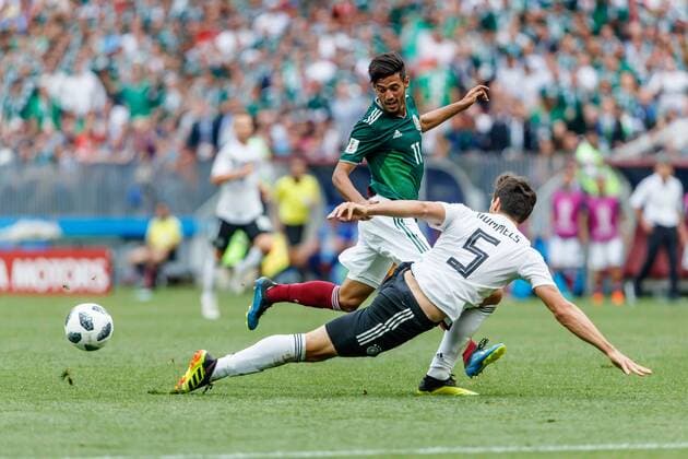 Moskau, Russland, 17.06.2018, FIFA Weltmeisterschaft, Gruppe F, Deutschland - Mexico, Carlos Vela (MEX) und Mats Hummels (GER) im zweikampf ( DeFodi507