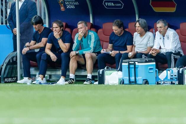 Moskau, Russland, 17.06.2018, FIFA Weltmeisterschaft, Gruppe F, Deutschland - Mexico, Trainer Jochaim Loew (GER), Assistenztrainer Thomas Schneider (GER), Torwarttrainer Andreas Koepke (GER), Assistenztrainer Marcus Sorg (GER) und Dr. Hans-Wilhelm Mueller-Wohlfahrt (GER) schauen enttaeuscht ( DeFodi507