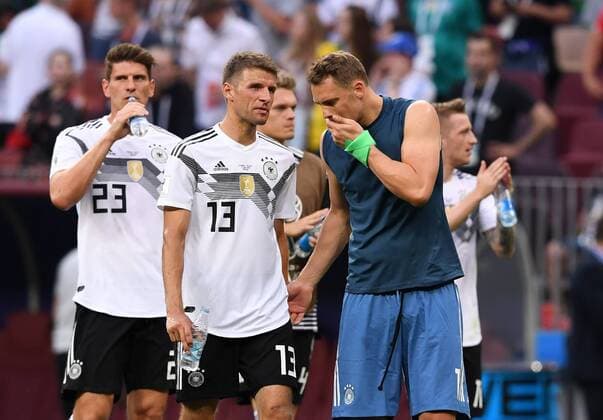 FUSSBALL WM 2018 Vorrunde Gruppe F -- Deutschland - Mexiko 17.06.2018 Mario Gomez, Thomas Mueller und Torwart Manuel Neuer (v.l., alle Deutschland) sind nach dem Abpfiff enttaeuscht