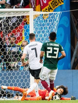 180617 Goalkeeper Guillermo Ochoa of Mexico saves from Julian Draxler of Germany during the FIFA World Cup WM Weltmeisterschaft Fussball group stage match between Germany and Mexico on June 17, 2018 in Moscow. Photo: Petter Arvidson BILDBYRAN kod PA 92069 Copyright: PETTERxARVIDSON BB180617PA140