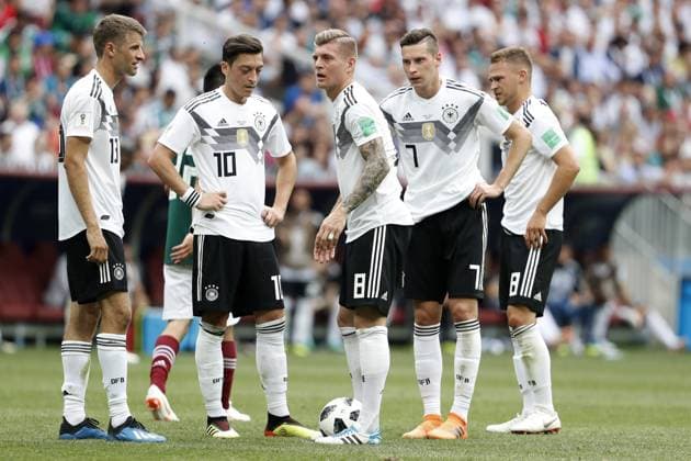 Bilder des Tages - SPORT MUELLER Thomas mit OEZIL Mesut, KROOS Toni und DRAXLER Julian Team Deutschland beim Freistoss Spiel Gruppe F Deutschland - Mexico im Luzhniki Stadion in Moskau am 17.Juni 2018 *** MUELLER Thomas with OEZIL Mesut KROOS Toni and DRAXLER Julian Team Germany at the free kick game Group F Germany Mexico at the Luzhniki Stadium in Moscow on 17 June 2018 
