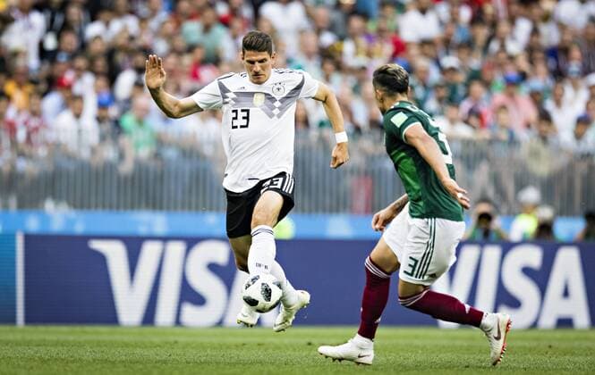 Moskau, 17.06.2018 Mario Gomez (Deutschland), Carlos Salcedo (Mexiko) Deutschland - Mexiko